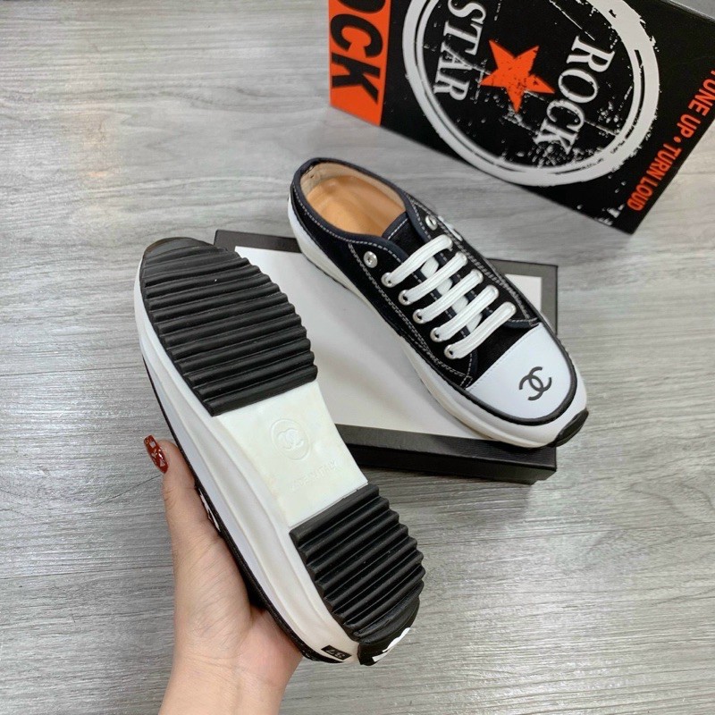 Sục Giầy thể thao chanel