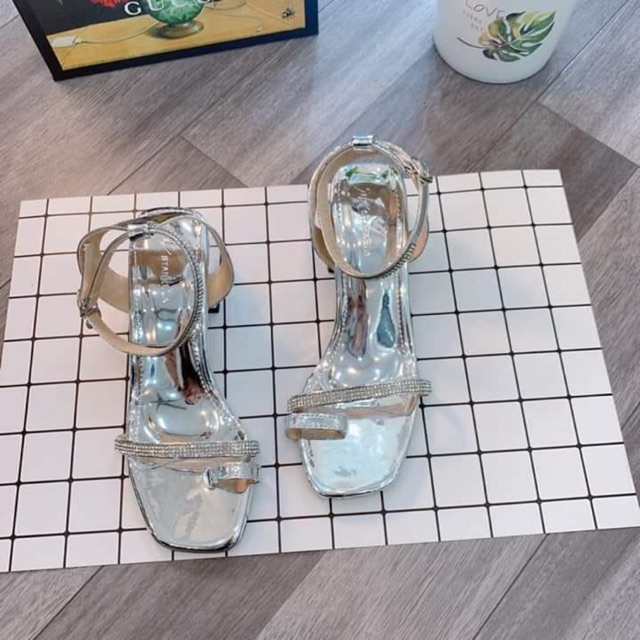 Sandan đá bóng xỏ ngón xinh quá đế 5f có đủ màu thêm đen và đồng ai lấy thì cho e xin sdt địa chi chốt hang nha mn ơi...