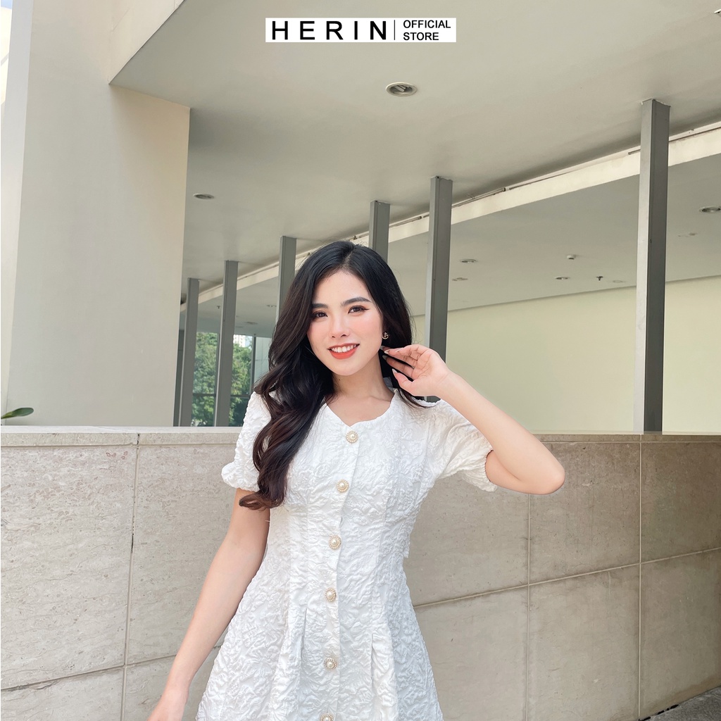 [Cúc áo Cườm] Váy trắng hở lưng chất gấm xốp in hoa nổi đầm dự tiệc sang trọng mã [V NGỰC] | BigBuy360 - bigbuy360.vn