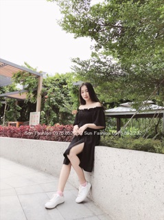 Đầm bẹt vai đen xẻ tà