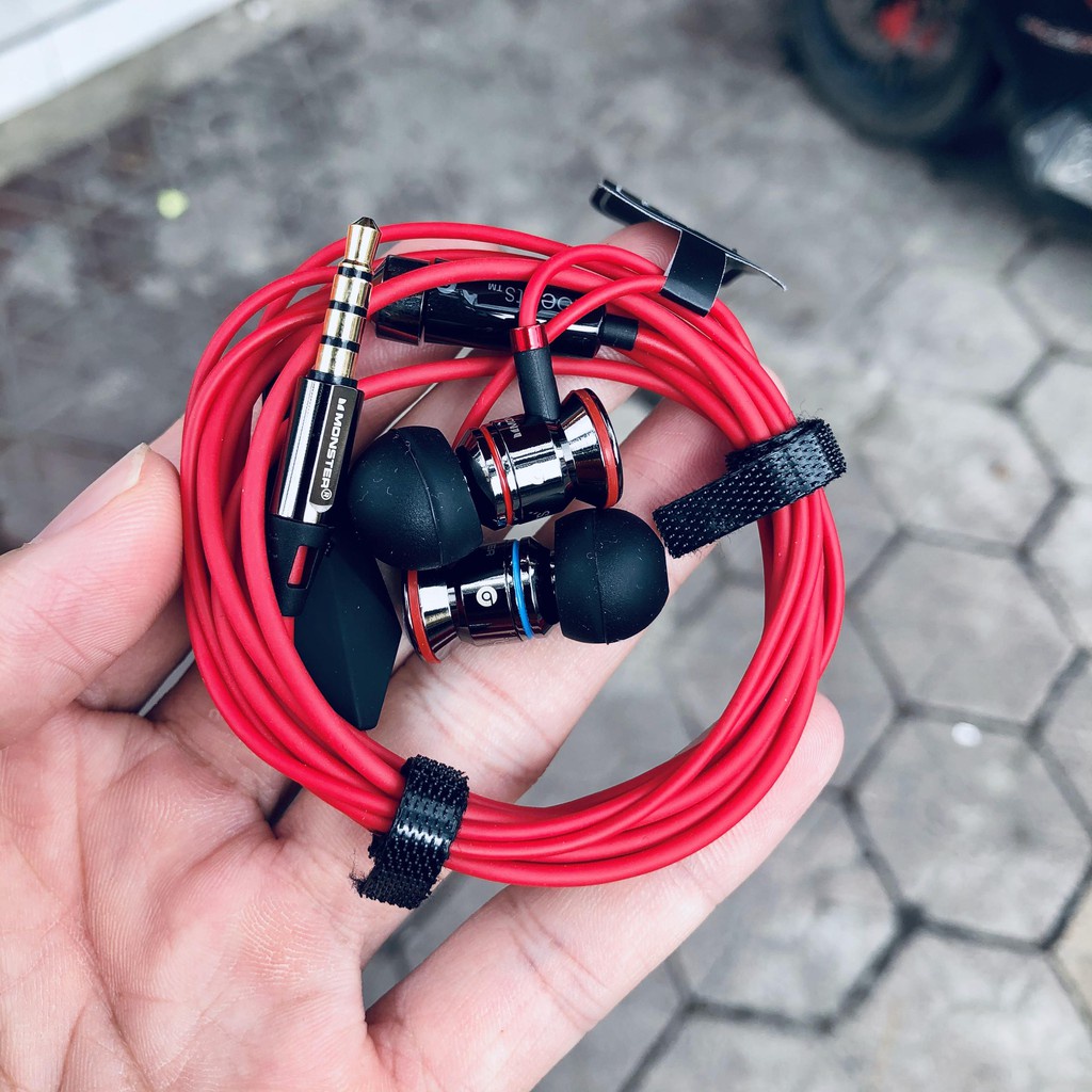 Tai nghe iBeats Monster.Thiết kế thể thao, chất âm trầm mạnh mẽ, bass sâu dày. Chân kết nối 3.5mm