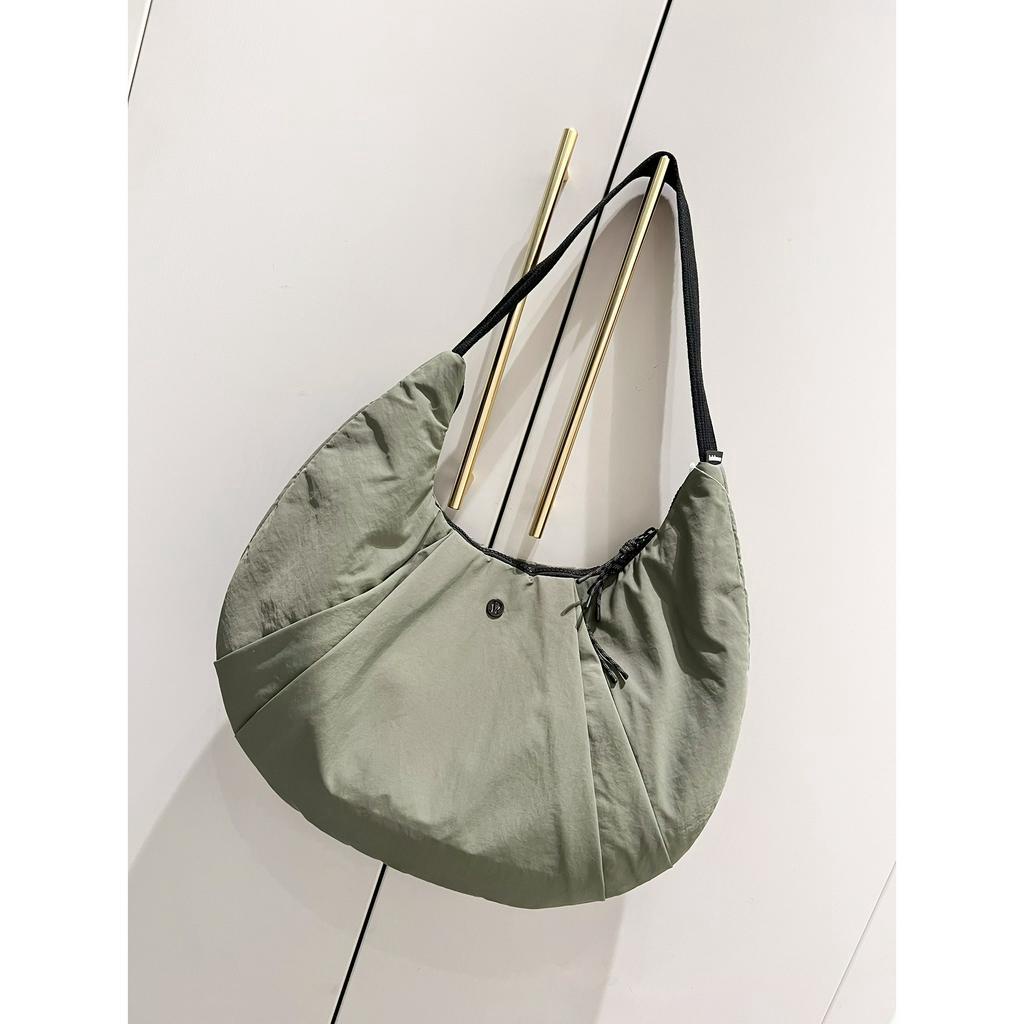 Túi Đeo Vai Xếp Ly Lululemon 10L 2 Màu Lựa Chọn