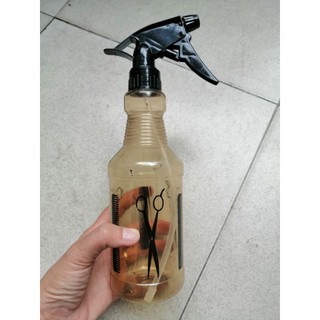 Bình xịt nước để cắt tóc