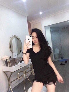 Áo phông Pull & Bear - cổ tim - đen/trắng