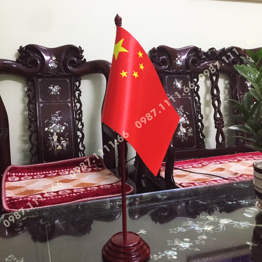Cờ Để Bàn Đế gỗ Cắm 1 cờ Trung Quốc In Kỹ Thuật Số 3D Chất Liệu Vải Phi Bóng