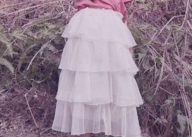 Chân váy xoè trắng dễ mix đồ cho bé gái