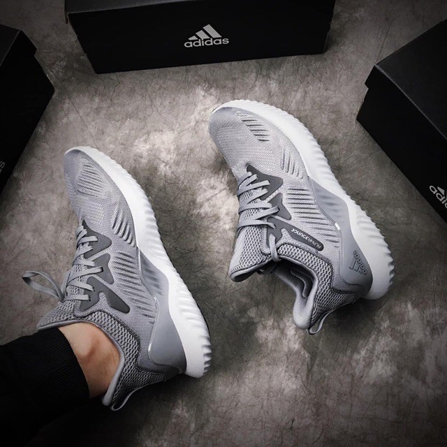 Video cận cảnh) Giày thể thao sneaker alphabounce xám đế trắng