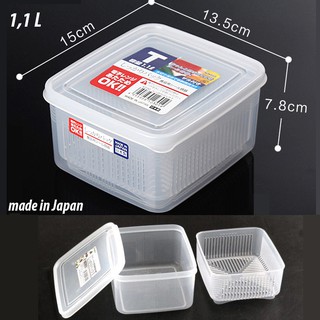 Hộp nhựa đựng thực phẩm của Nhật 1L1 có vạch chia mililit, có rổ lưới bên trong, nắp dẻo. 15x13,4x7,7cm. K109