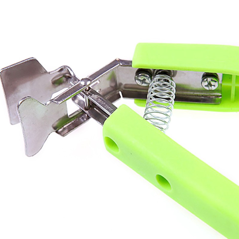 Kiềm kim loại kẹp thức ăn hoặc gắp các vật dụng nóng tiện dụng dùng cho nhà bếp