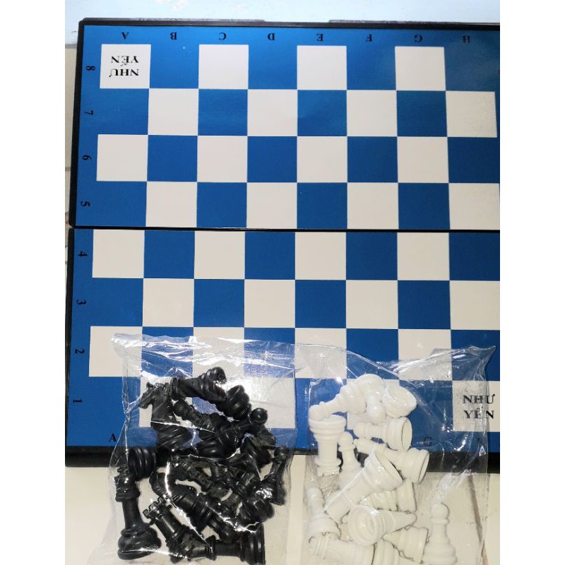 Một bộ trò chơi Cờ Vua có bàn chơi bằng nhựa kích thước 30x30cm