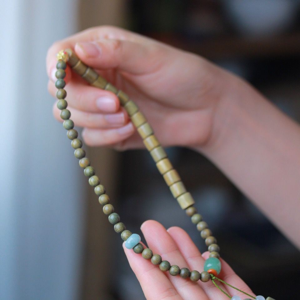 Vòng tay hạt gỗ đàn hương kích cỡ 6mm