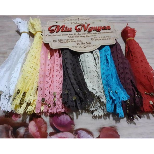 Khóa giọt lệ viền hoa trang trí