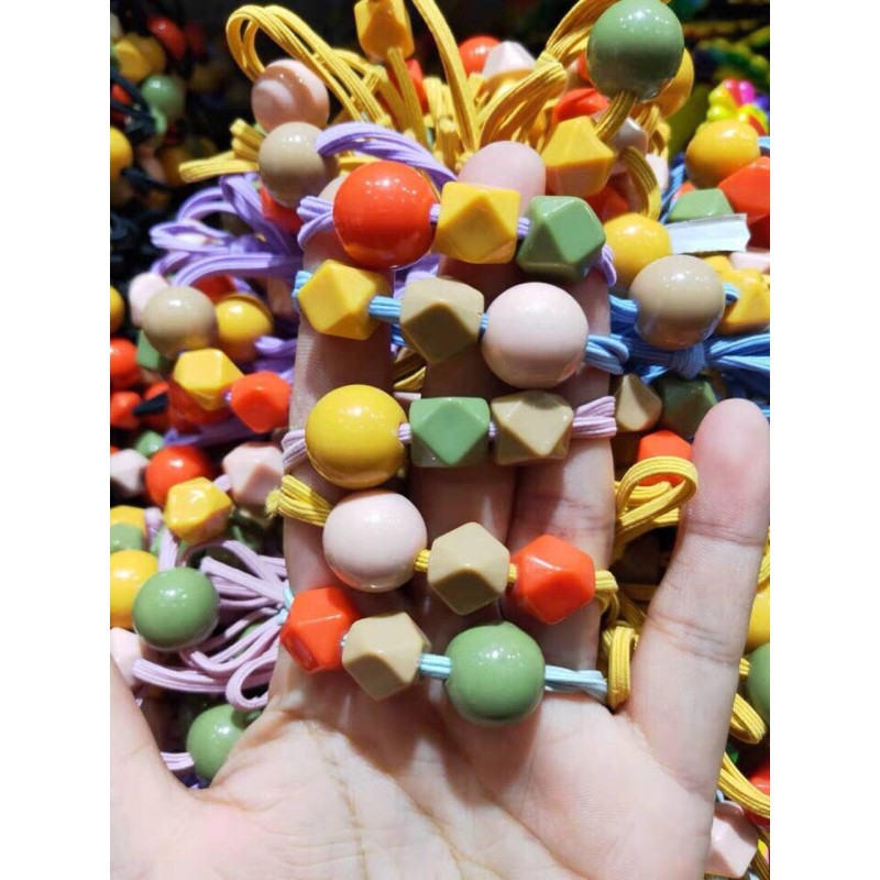 cột tóc hoa cúc, mặt cười, hạt đá tròn (lấy mẫu ngẫu nhiên