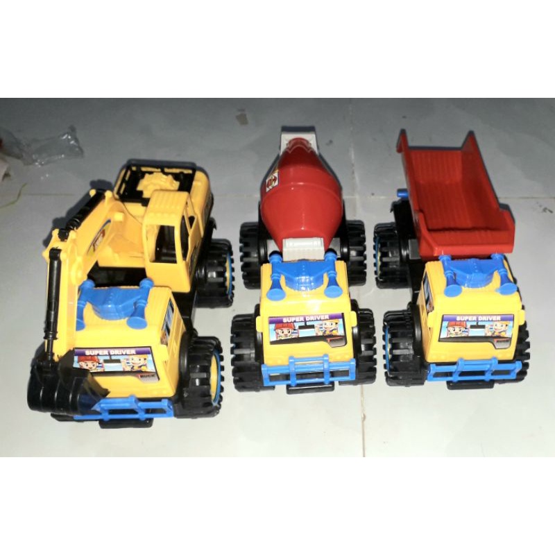 Một chiếc xe mô hình công trình bằng nhựa dài 20x14x12 cm