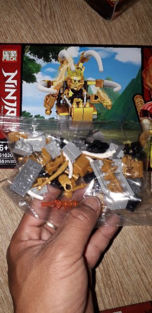 Lắp ráp 1 hộp LegoNinja Rôbot 61020 có nhiều chi tiết bằng nhựa ABS