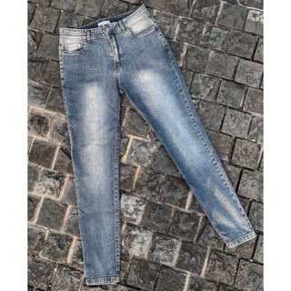 Quần jeans xanh.