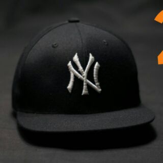 Nón snapback