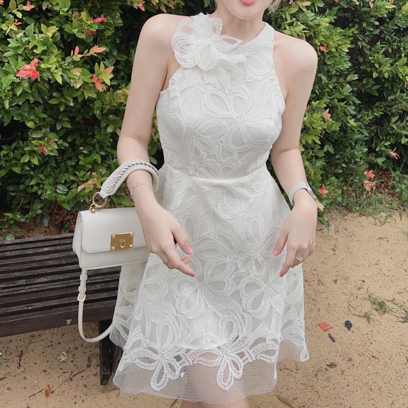 ĐẦM TRẮNG REN HOA CỔ YẾM
