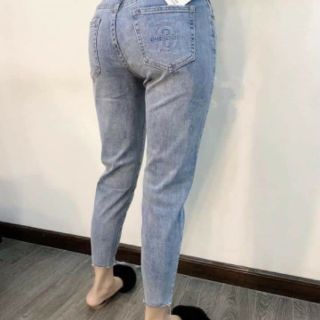 Quần jean dập chữ nổi