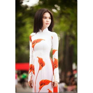 Áo dài lụa bóng màu trắng họa tiết hoa rum cam cỡ M, kiểu cổ cao 3cm tay lỡ