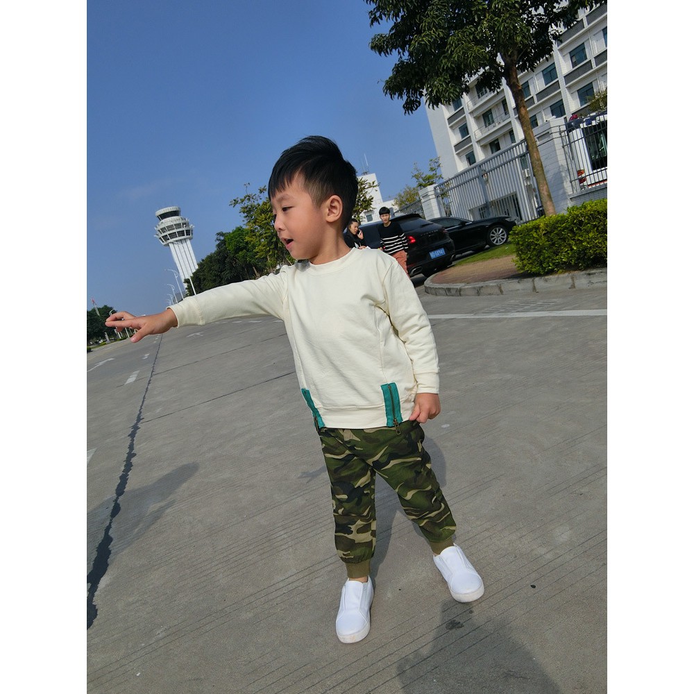 Áo thun dài tay bé trai in hình cờ có khóa kéo hai bên