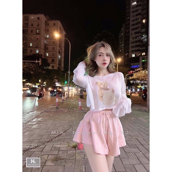 Set áo croptop dài tay cổ tròn in hình gấu phối quần ngắn xoè TT3107