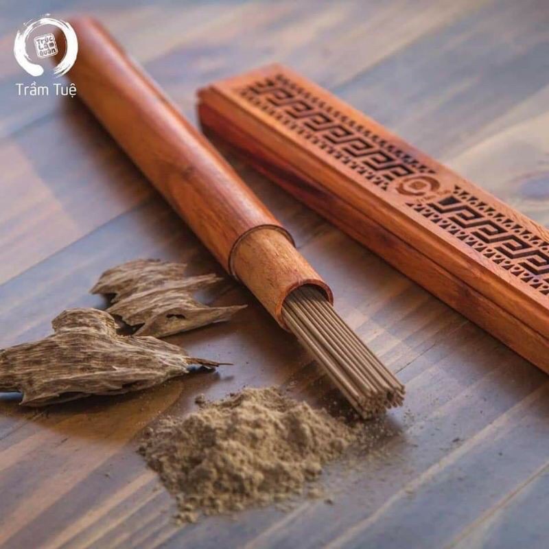 Khay đốt trầm tăm gỗ Hương tự nhiên gồm 4 hoa văn: Sen, Mai, Trúc, Trống Đồng.