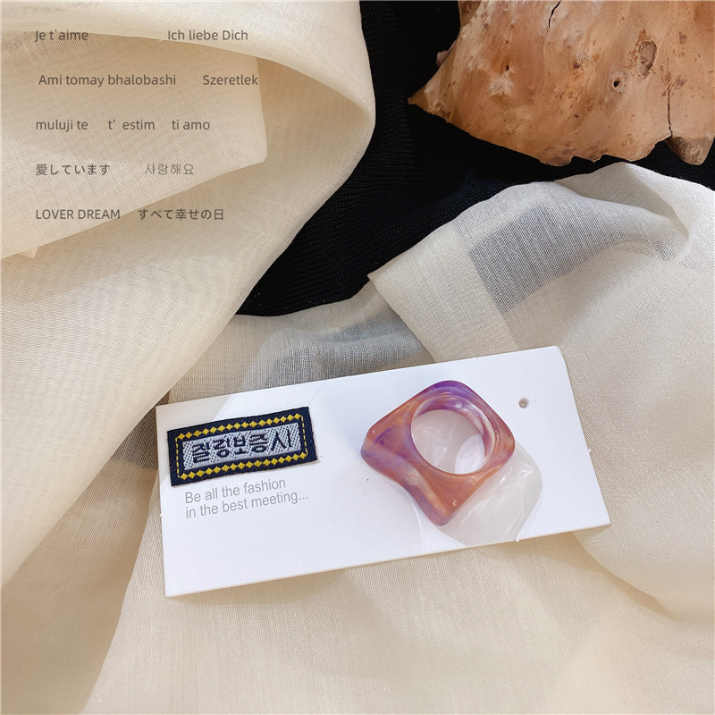 Nhẫn nhựa màu trong suốt kiểu dáng thời trang