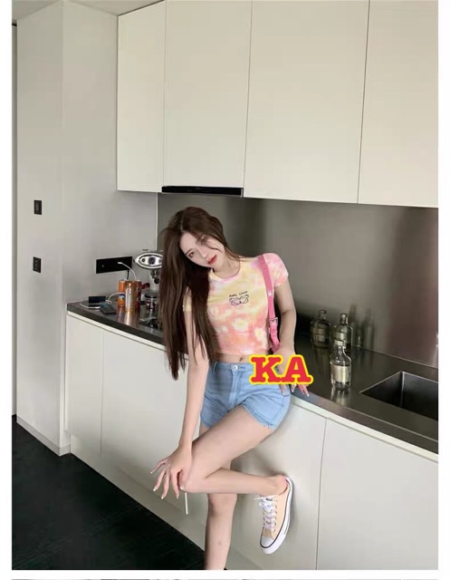 Áo croptop body thêu bướm loang màu ngắn tay