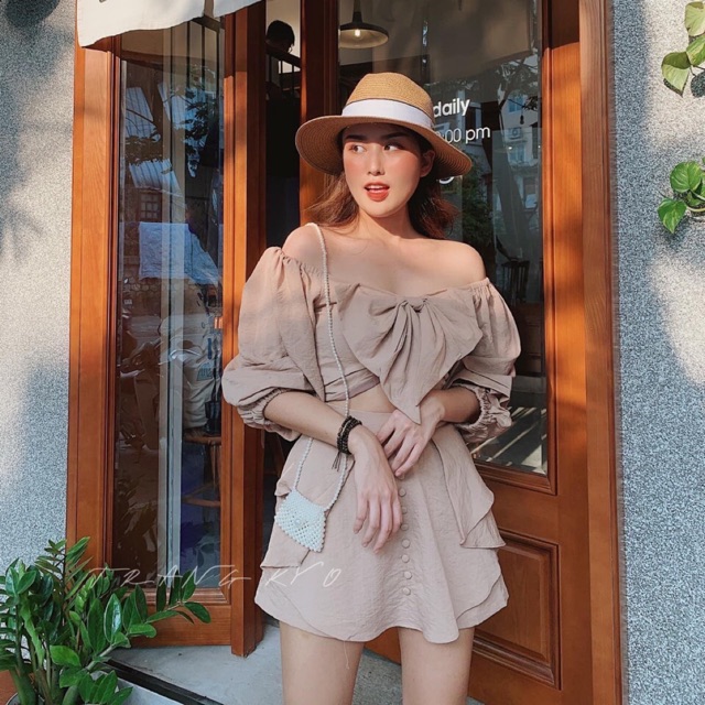 Váy đen cổ vuông