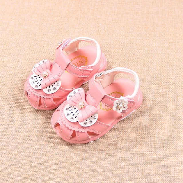 sandal bé gái size 15-16 da PU phủ bóng