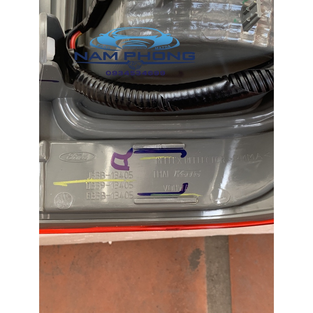 Đèn hậu Ford Ranger WildTrak Bên phải trái Lòng Đen Xám - EB3Z13404L / EB3Z13405H