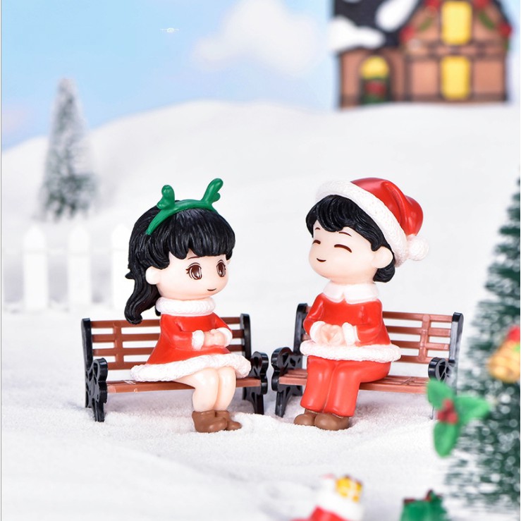 Mô hình đôi bạn mặc trang phục hề Giáng sinh ngồi cạnh nhau dùng trang trí bánh, tiểu cảnh, terrarium, móc khóa, DIY