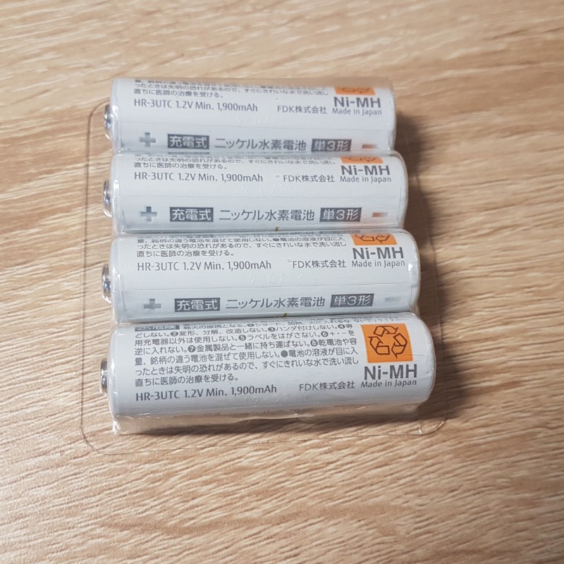 Box sạc kèm 4 pin AA Fujitsu HR-3UTC 1900mAh hàng nội địa box Nhật - made in JAPAN (trắng)