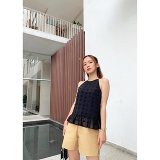 Áo yếm đen 2 lớp và quần short kaki tua rua