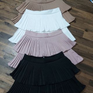 Chân váy xoè dập ly.