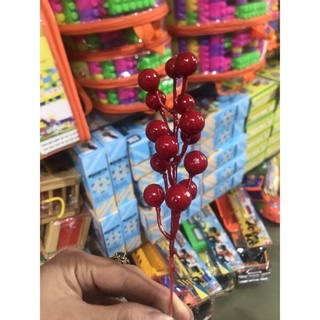 Chùm quả đỏ may mắn trang trí cây thông