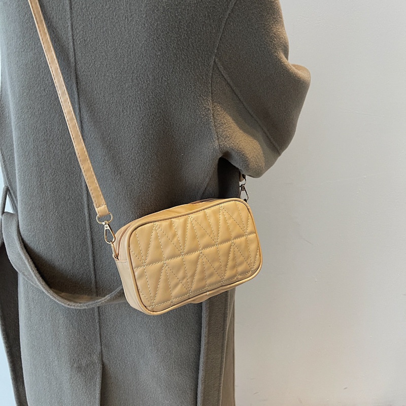 Túi đeo chéo thêu hình vỏ sò thời trang mùa thu 2021