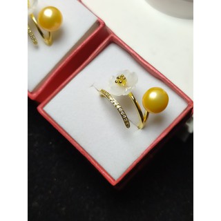 Nhẫn trai nuôi  thiết kế màu vàng sang trọng, đính hoa đá màu trắng đẹp mắt, tinh tế dành cho phái nữ