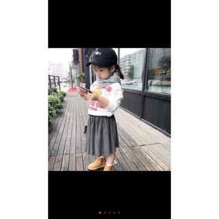 Chân váy nhung xếp li bé gái.