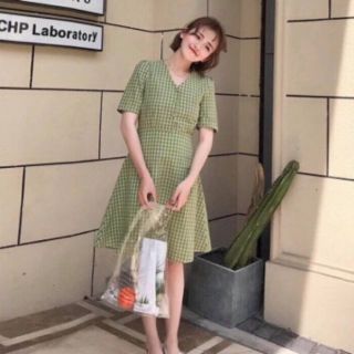 Đầm caro xoè nút bọc