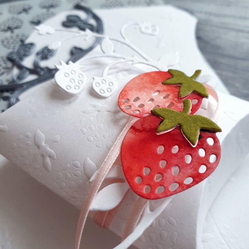 Khuôn Cắt Giấy Làm Từ Kim Loại Hình Trái Dâu Trang Trí Scrapbook