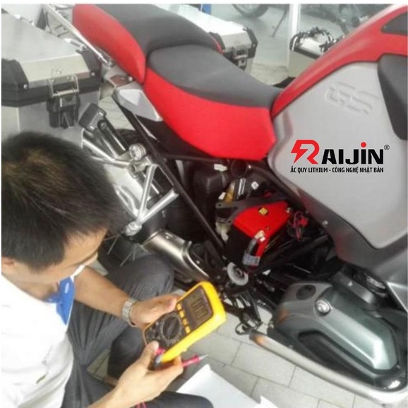 Bình ắc quy xe máy lithium WEX6R27-MF điện áp 12,8V 580CCA nhập khẩu USA dành cho xe mô tô dung tích xi-lanh lớn.