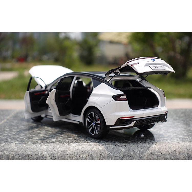 Mô hình sedan Ford Evos tỉ lệ 1:18