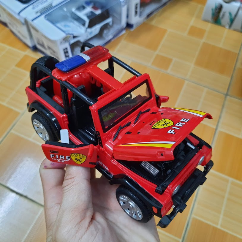 Mô hình xe Jeep 1:32 có âm thanh cảnh sát và đèn xe bằng kim loại mở được các cửa