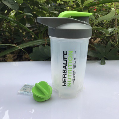 Bình lắc thể thao Herbalife có nắp kèm banh lắc bằng nhựa với dung tích 400ml độc đáo tiện dụng