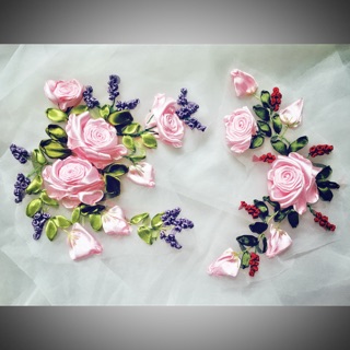 Set hoa hồng thêu ruy băng đính áo dài