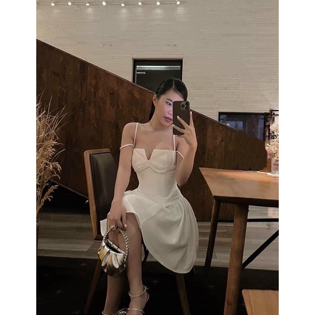 ĐẦM 2S TRẮNG CÚP XẺ NGỰC VIỀN NGỰC CƯỜM (Ảnh thật)