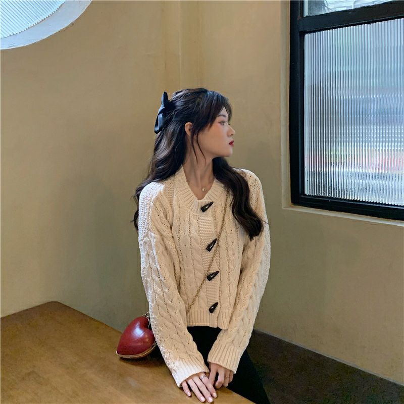 Áo len vặn thừng cài khuy gỗ phong cách tối giản