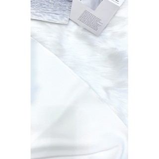 Váy trắng cổ V phối cúc bọc